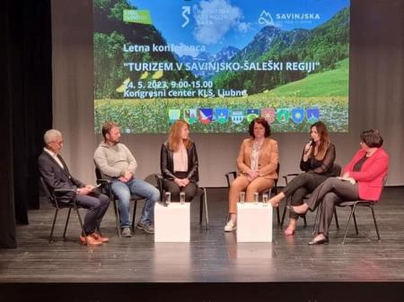 V okviru okrogle mize so o prihodnosti turizma in izzivih razpravljali Alenka Kikec (direktorica Zavoda za turizem Šaleške doline Visit Saleska), Gregor Križnik (predsednik Ribiška družina - Flyfishing club - Ljubno ob Savinji), Nina Plesnik (direktorica Hotel Plesnik), Alenka Korpnik (predstavnica turističnih kmetij v Zgornji Savinjski dolini), Dubravka Kalin (generalna direktorica Direktorata za turizem, MGTŠ). Konferenco je izvrstno povezoval Franci Kotnik.